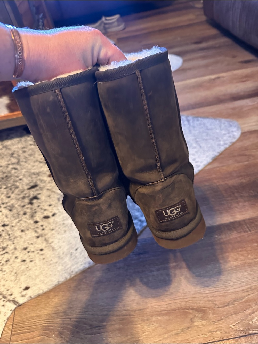 Uggs size 9. Have been worn once, chocolate brown - Picture 2 of 2
